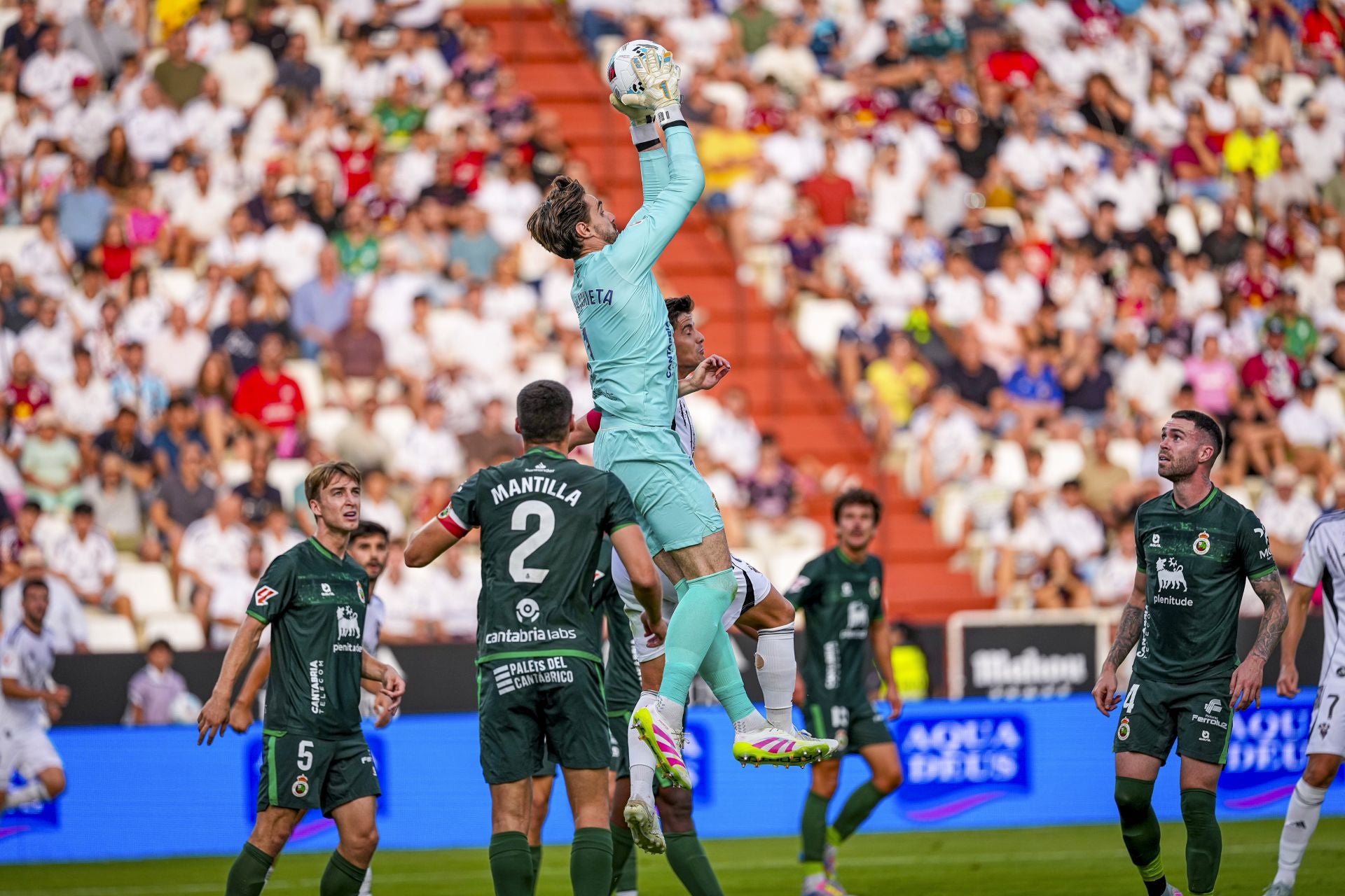 Ezkieta atrapa un balón aéreo.