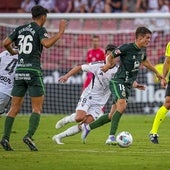 Peio Canales conduce el balón ante Riki.