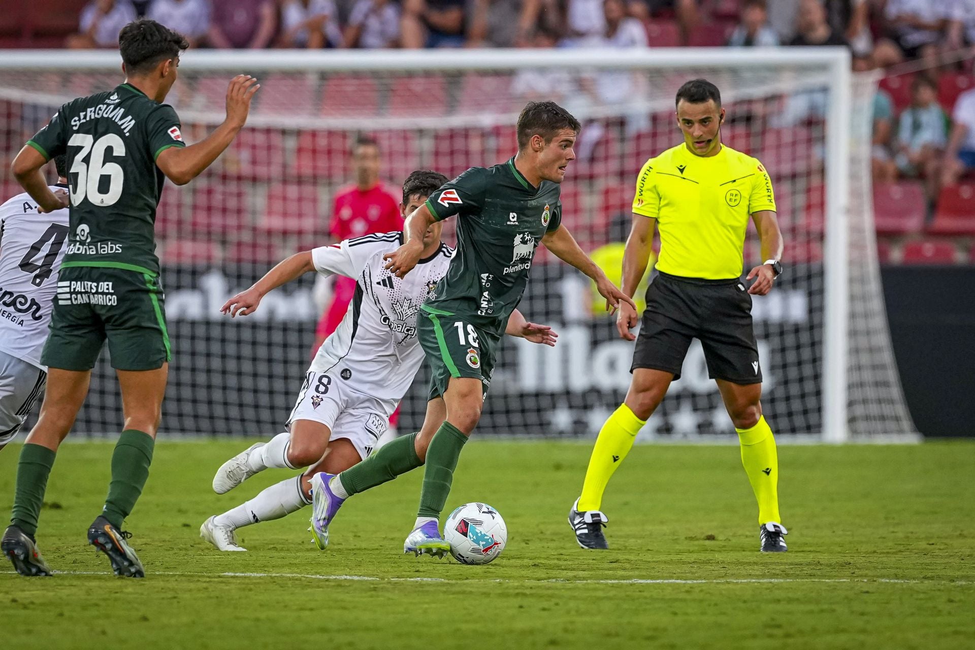 Peio Canales conduce el balón.
