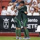 Canales y Jeremy se abrazan tras el primer gol racinguista.