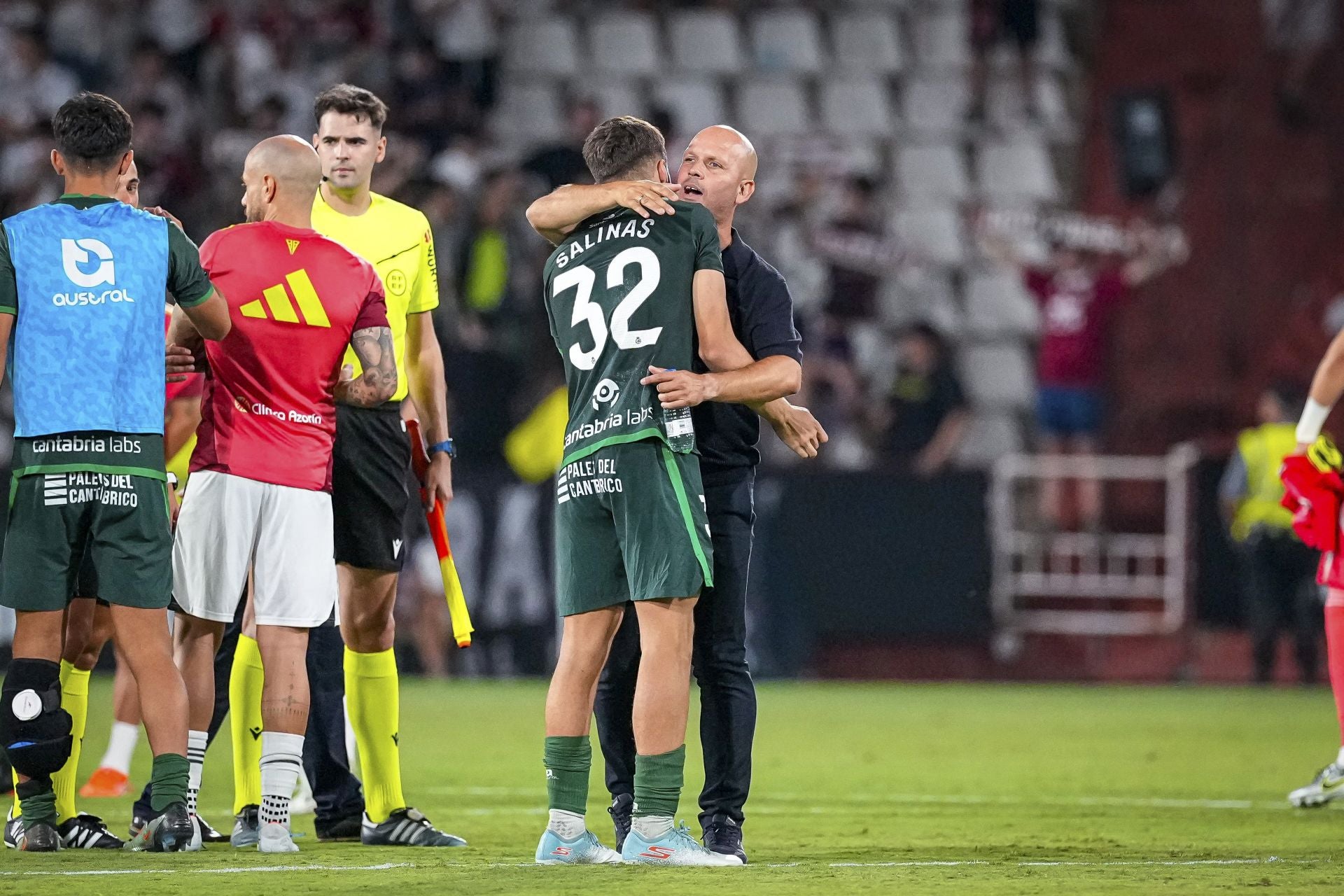 José Alberto abraza a Salinas al término del encuentro. 