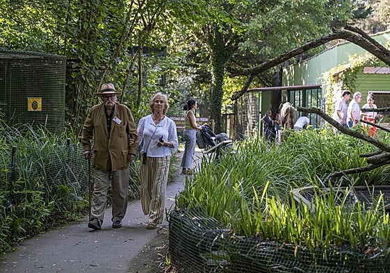 José Ignacio Pardo de Santayana y su mujer, Maribel Angulo, pasean por el Zoo de Santillana.