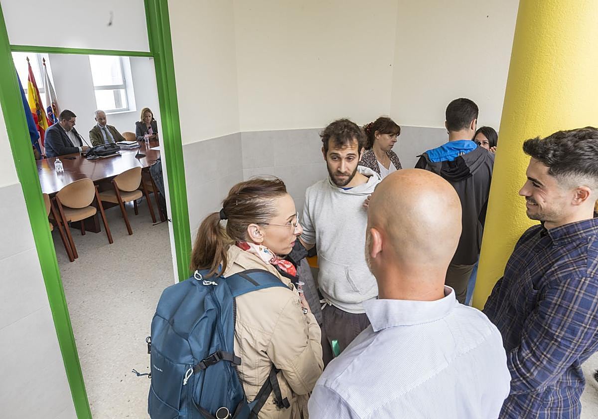 Miembros de la Consejería de Educación esperan a que entren a la reunión los representantes de la Junta de Personal Docente.