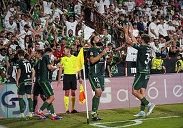 Asier Villalibre, junto a sus compañeros, en la celebración del tercer gol.