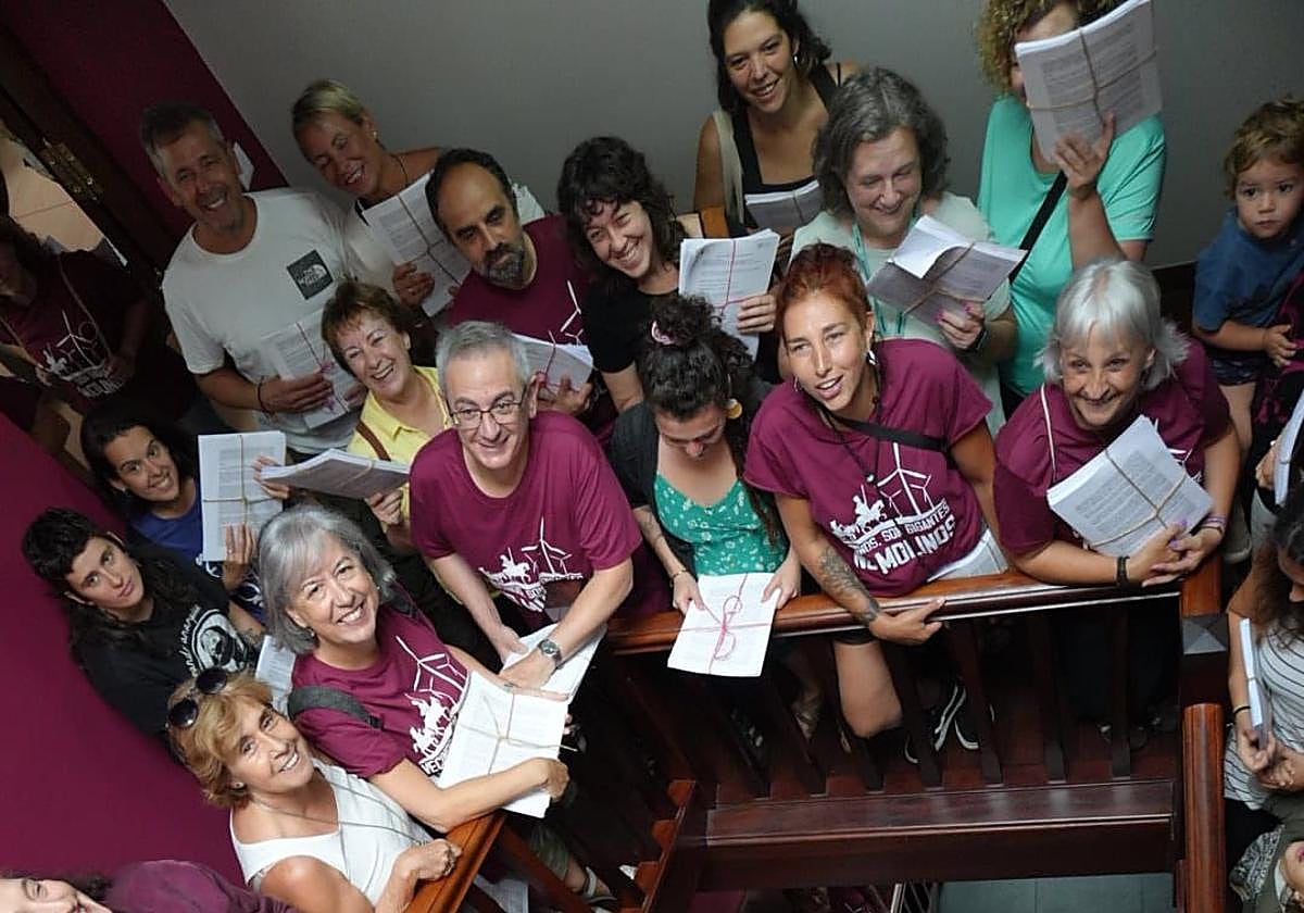 Más de un centenar de vecinos trasladaron las alegaciones en el Ayuntamiento de Penagos.