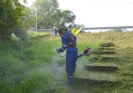 Uno de los trabajadores contratados a través del programa de Corporaciones Locales.