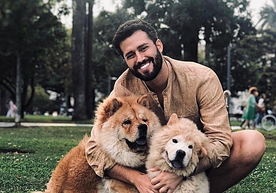 Javier de Hoyos en los Jardines de Pereda de Santander con sus mascotas.