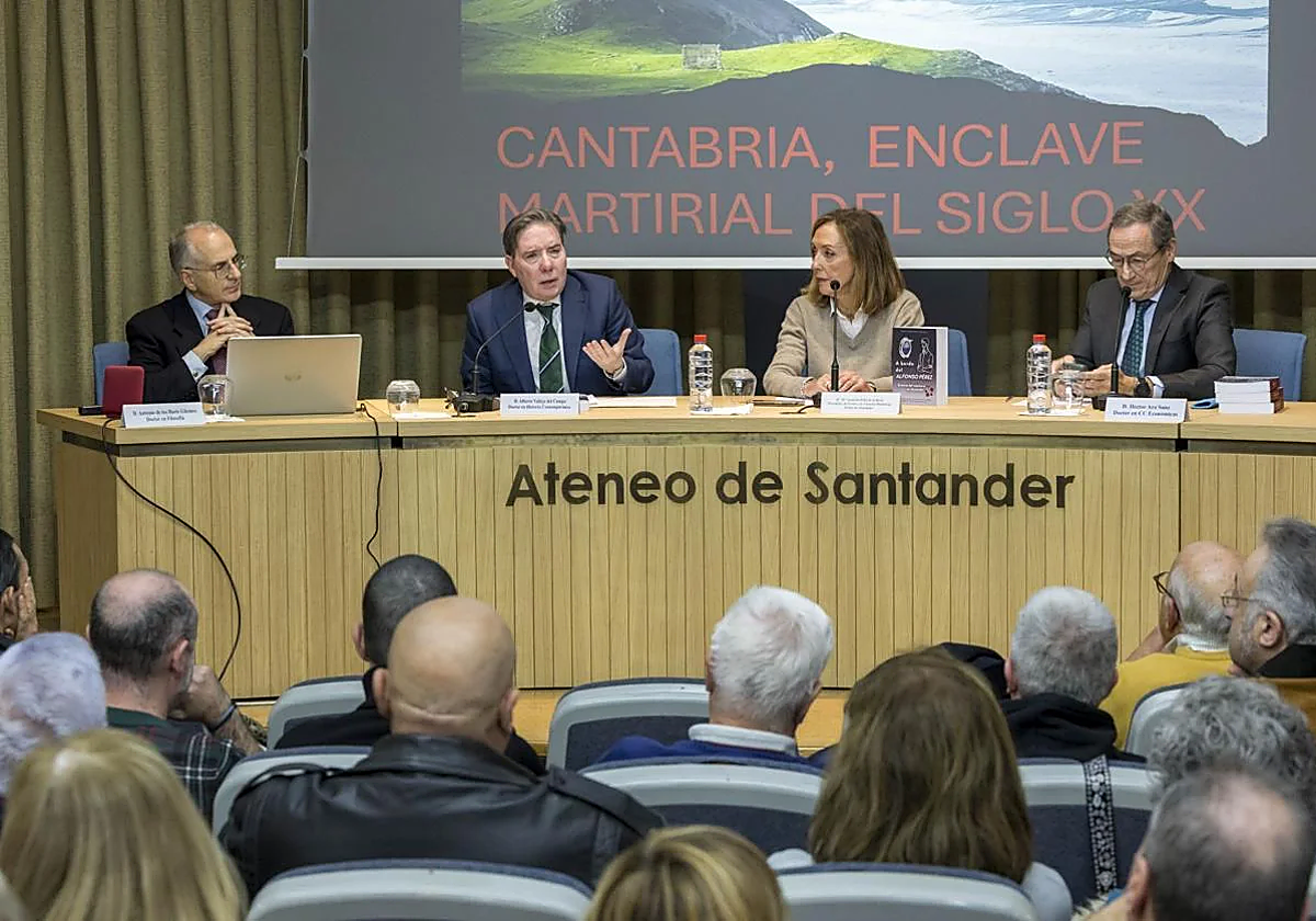 Antonio de los Bueis, José Alberto Vallejo, Asunción Peña y Héctor Ara en la presentación de la pasada edición del libro, en diciembre, en el Ateneo de Santander.