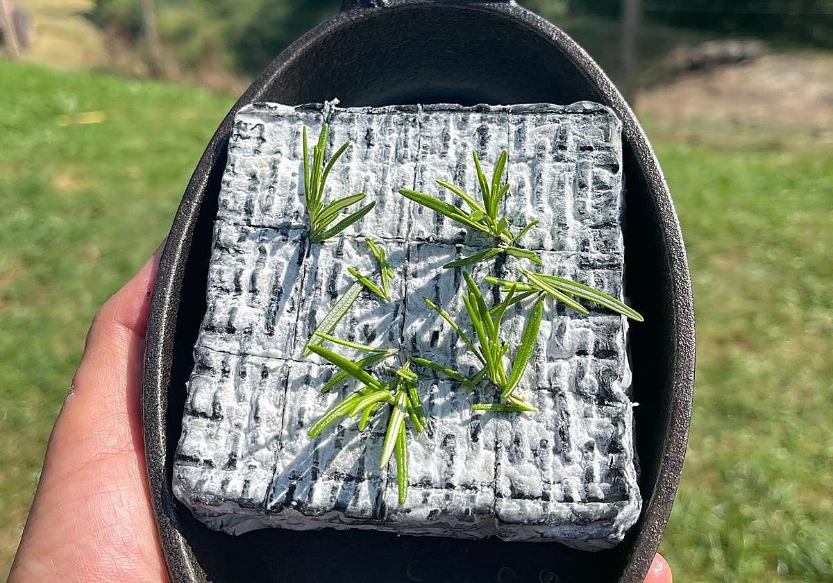 El queso Siso con las ramas de romero incrustadas