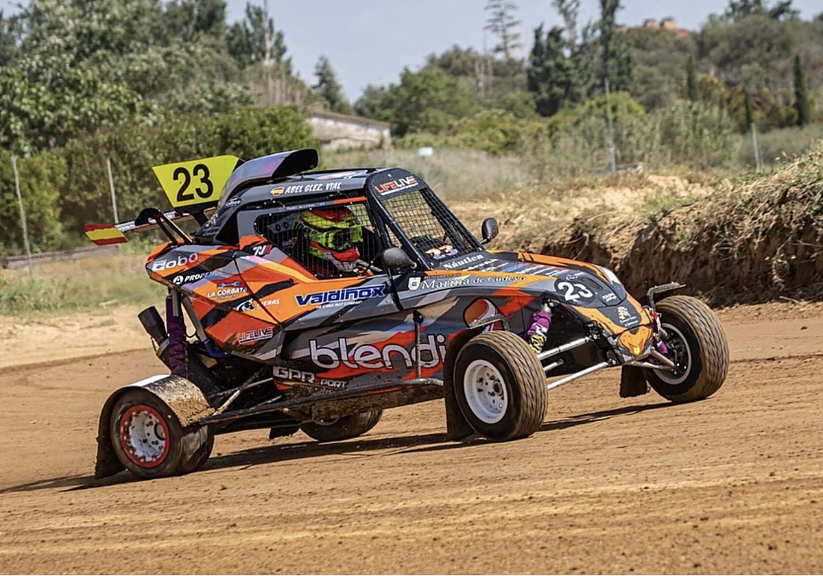 Abel González, en su vehículo durante una competición