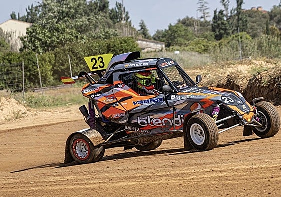 Abel González, en su vehículo durante una competición