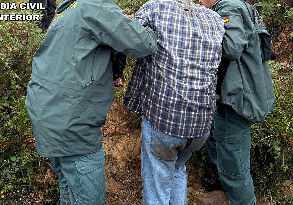 Guardias civiles que localizaron al hombre, desorientado tras perder el control de su coche en una pista forestal.