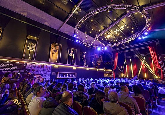 La concejala, el director del festival, el alcalde y el coordinador presentan el cartel del festival de magia en Camargo.