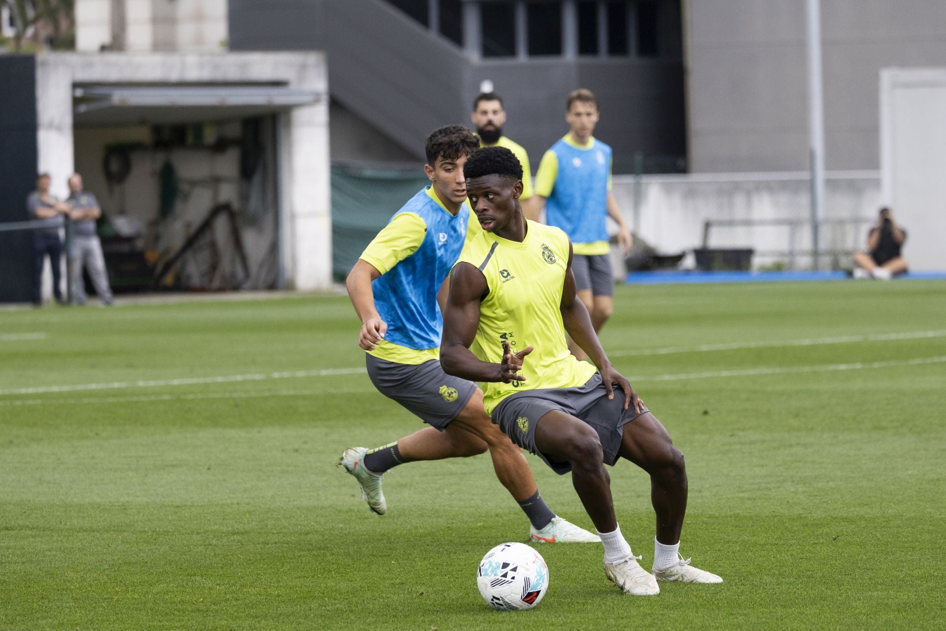 Suli Camara controla el balón.