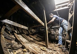 Vicente Abaga, de la empresa Kateb, en el interior de uno de los Galeones de Vital Alsar, rodeado de madera podrida.