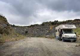 La autocaravana averiada espera en la cantera a la grúa.