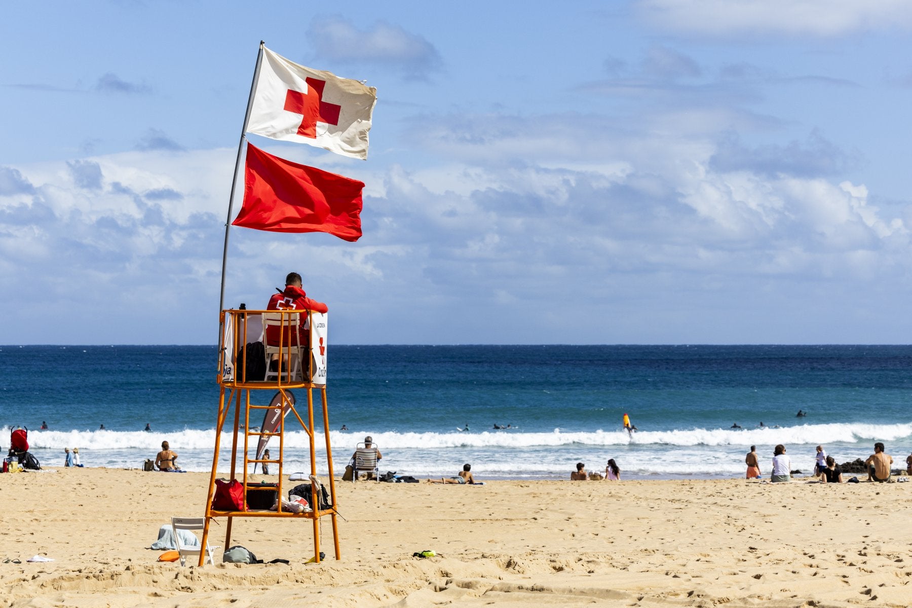 Puesto de Cruz Roja con bandera roja en la playa de La Concha, en Santander