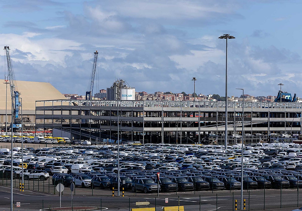 Coches aparcados junto al nuevo silo, que pronto dará por concluida la primera fase de su ampliación.