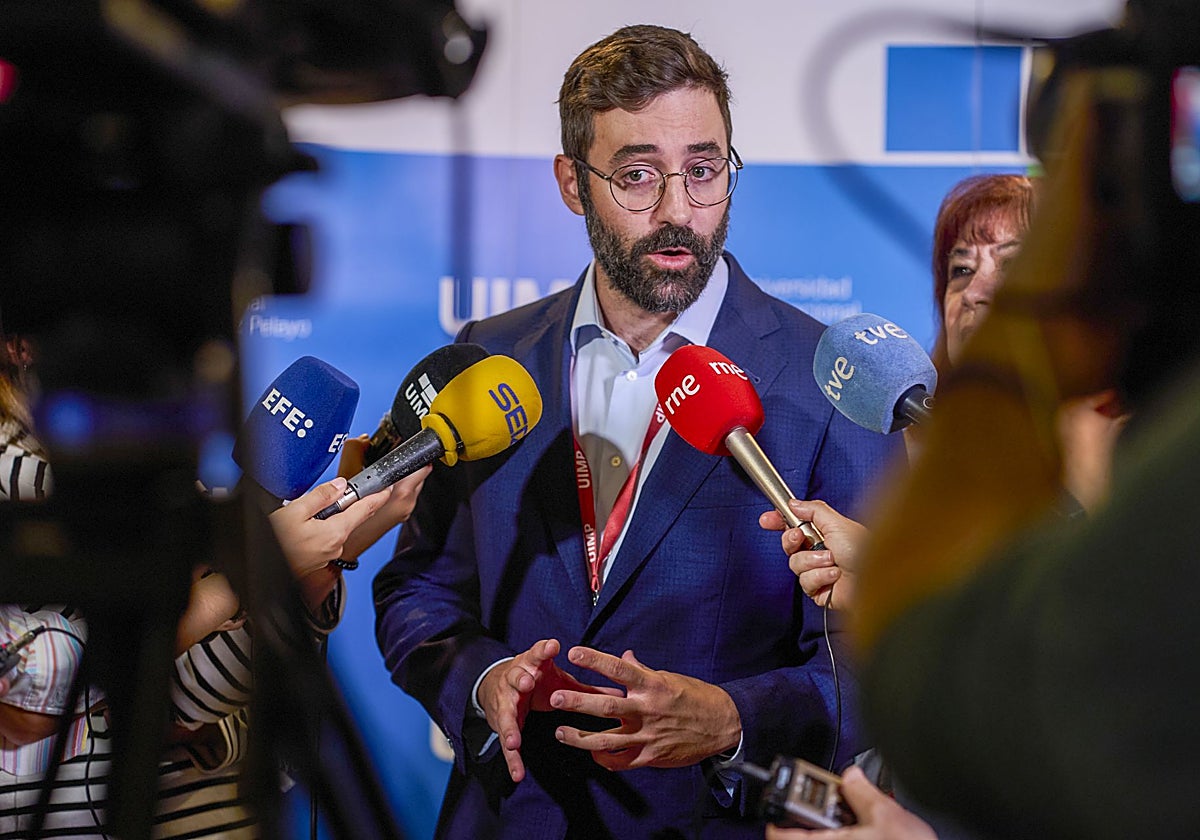 Joan Groizard, secretario de Estado de Energía, atiende a los medios en el vestíbulo de La Magdalena.