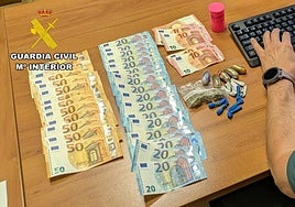 Droga y dinero incautados al detenido.