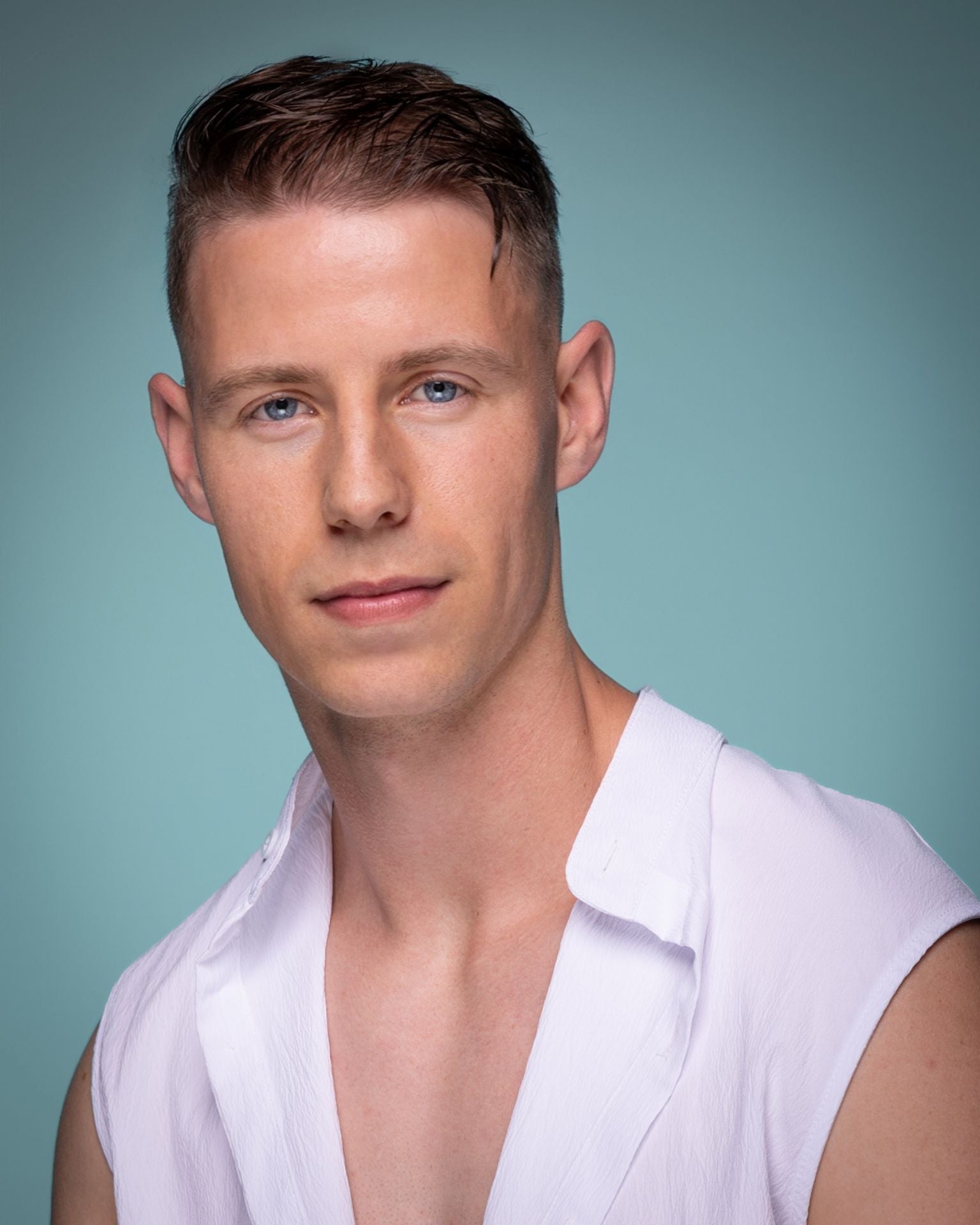 Iker Pazos, de 28 años, representará a Ampuero en la gala de Miss Mister RNB Cantabria del 8 de noviembre en el Teatro-Cine Vimenor. Mide 1,82, es maestro y cuenta con un Grado en Magisterio y un Máster en Neurociencia.