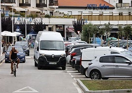 Aparcamiento en Suances cercano a la zona de la playa abarrotado de vehículos.