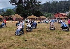 Visita de los mayores de la residencia de Los Corrales al campamento.
