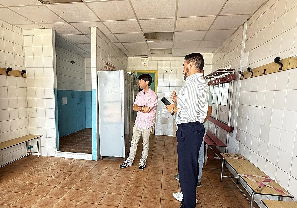 El concejal Borja Sainz visita los vestuarios actuales.