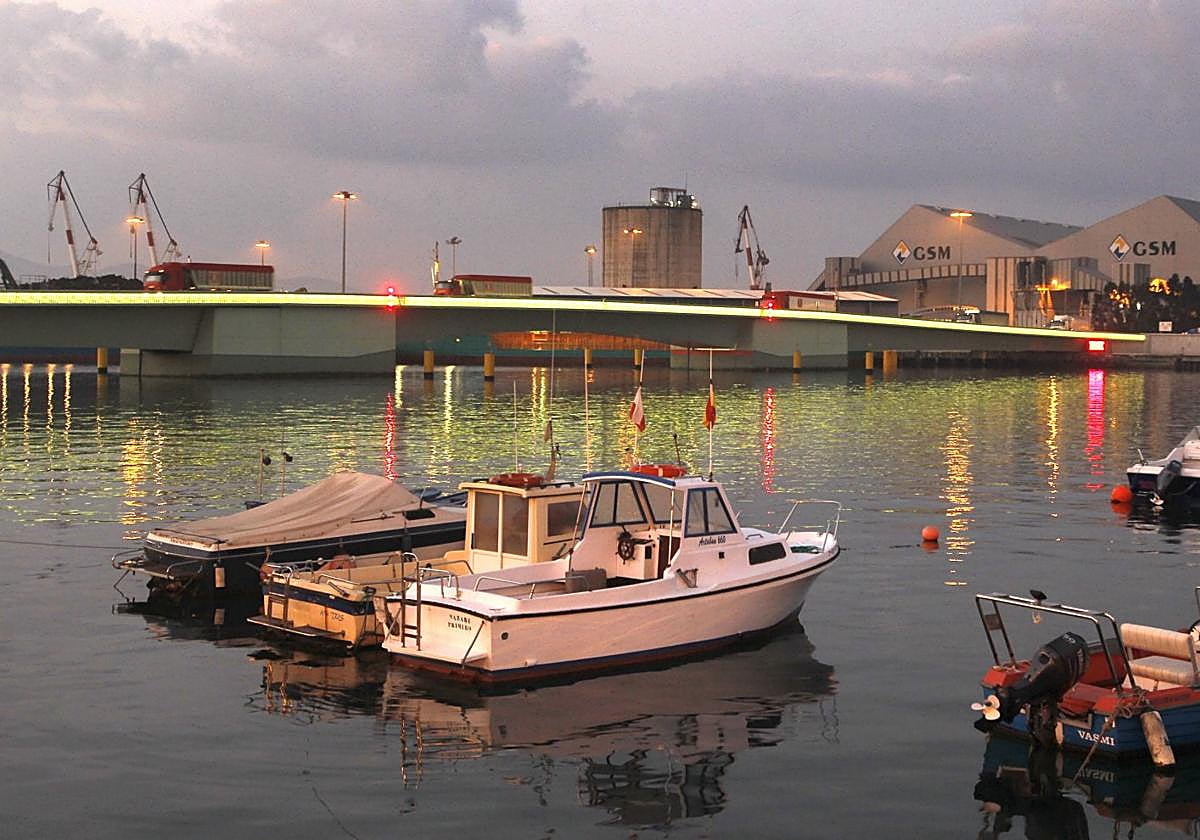 Vista del puente levadizo de Raos, en Santander, que permanece averiado desde febrero.