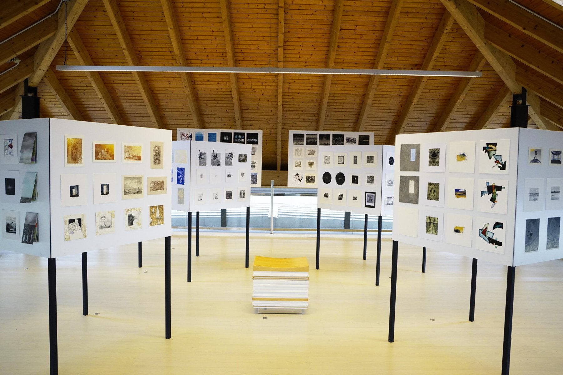 Imagen del montaje destinado al espacio central expositivo del Faro Cabo Mayor, que albergará desde el martes la muestra de Miniprint.