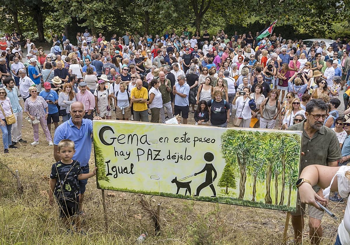 Vecinos en la primera concentración en contra del aparcamiento de autocaravanas, frente al campo de golf en Mataleñas, a mediados de agosto.