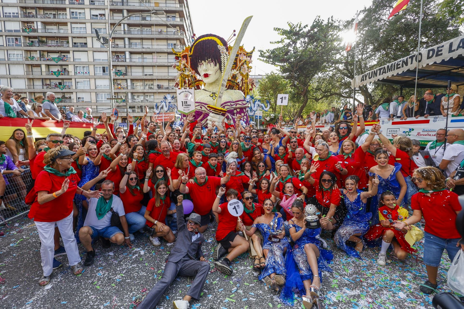 Los integrantes del Grupo Pejino celebraron por todo lo alto su doble victoria en la batalla laredana.