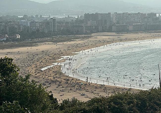 Imagen de la playa de La Salvé llena de bañistas.