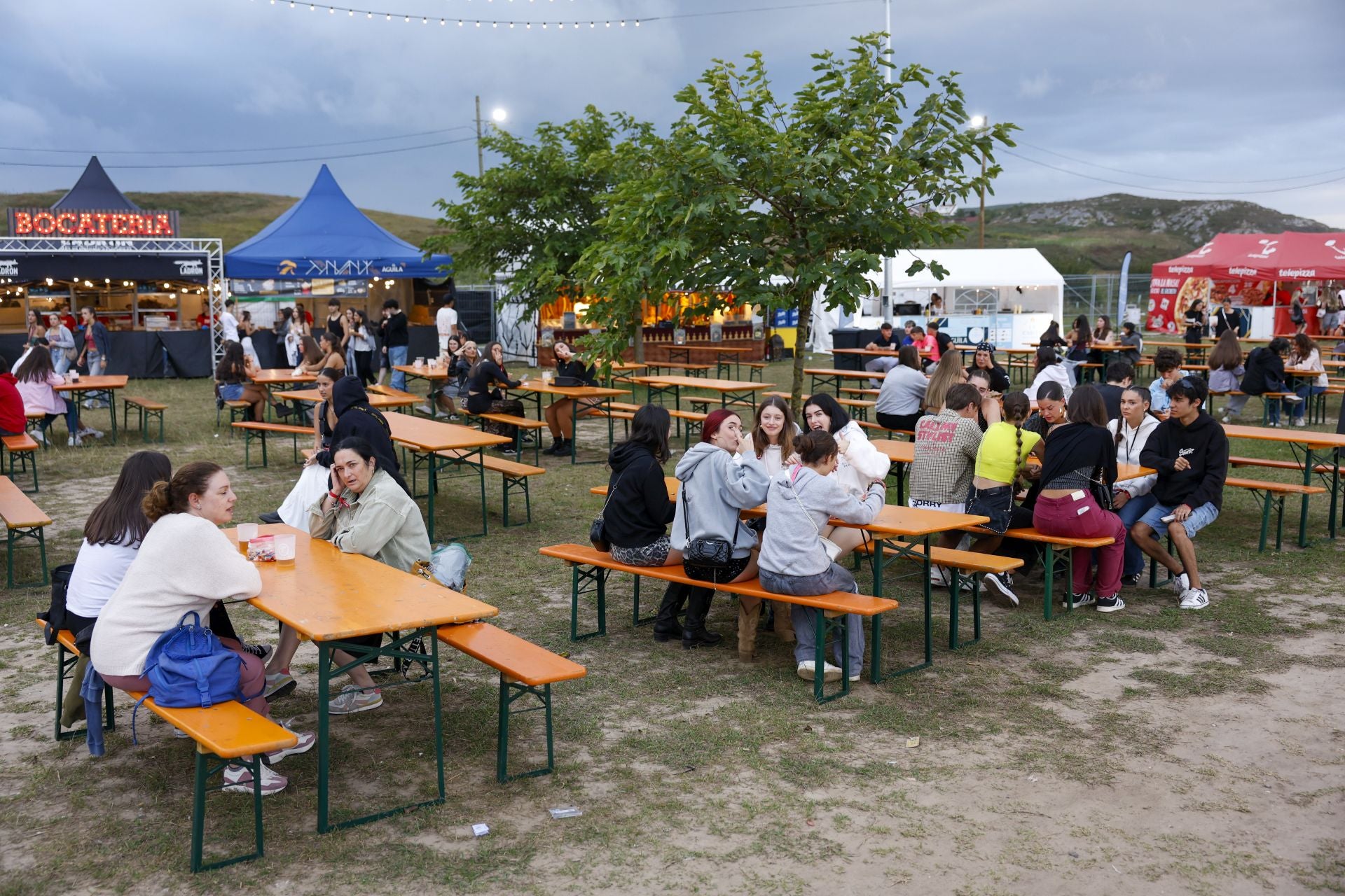 Amantes de la música se juntan en la zona gastronómica del recinto.