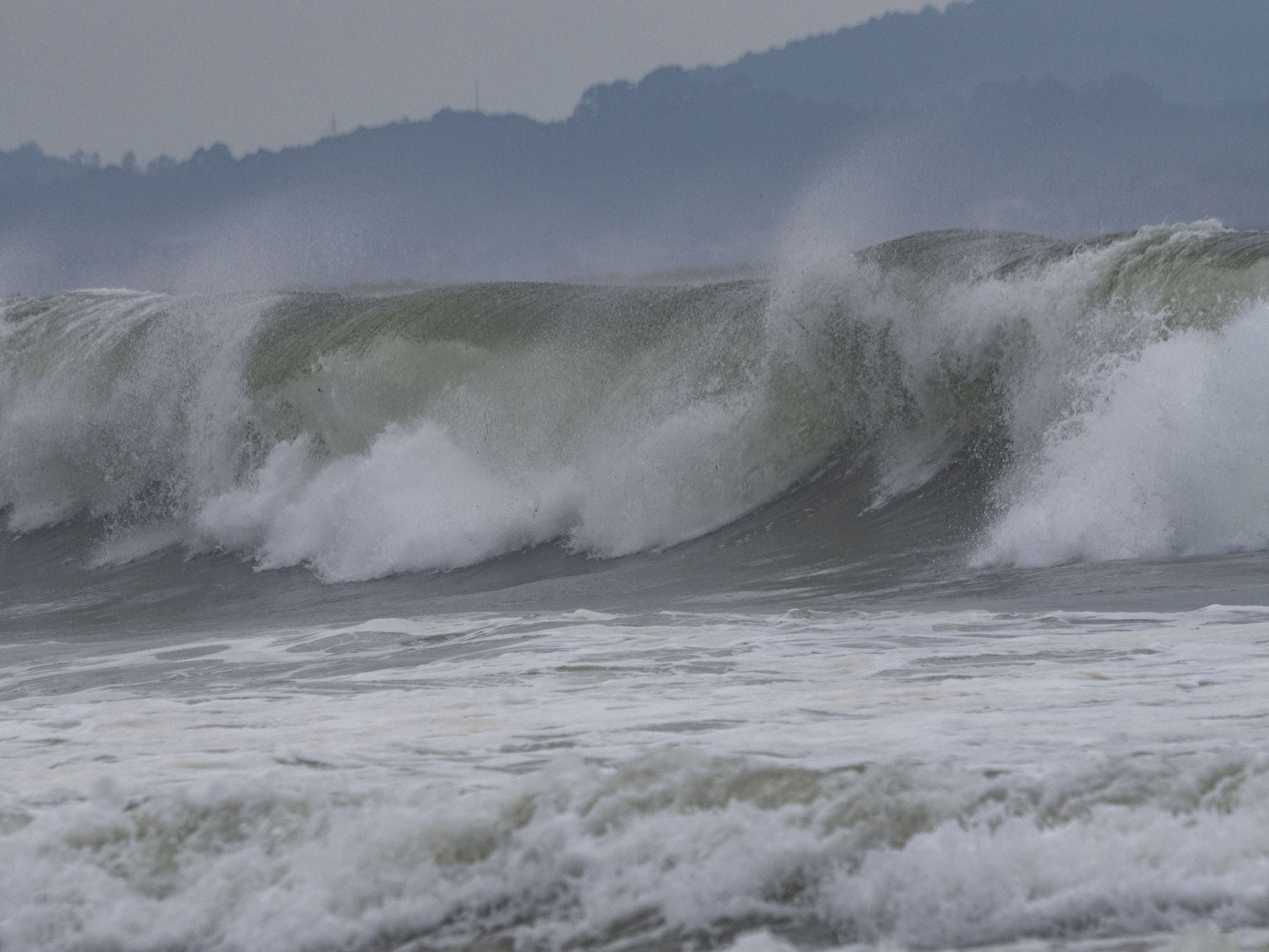 El huracán Erin se deja sentir con un impresionante oleaje en Cantabria