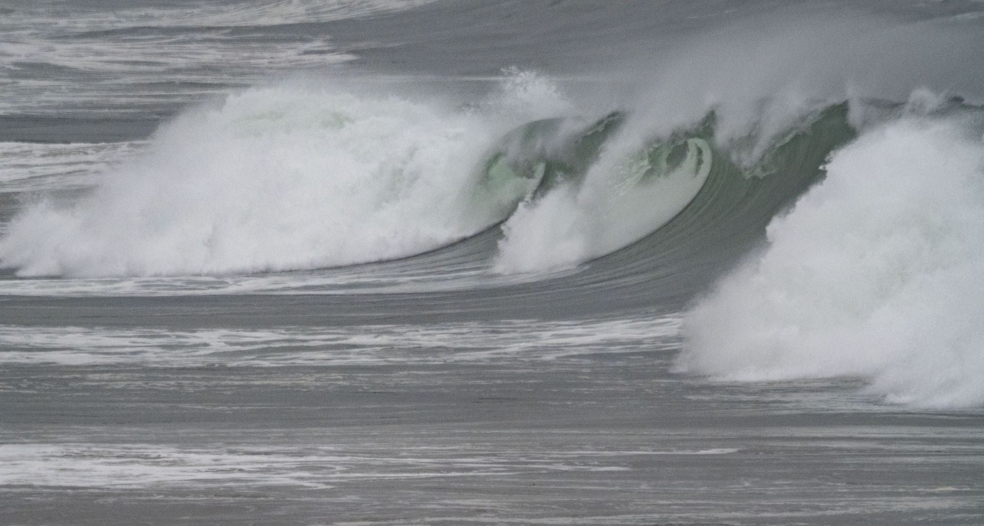 El huracán Erin se deja sentir con un impresionante oleaje en Cantabria
