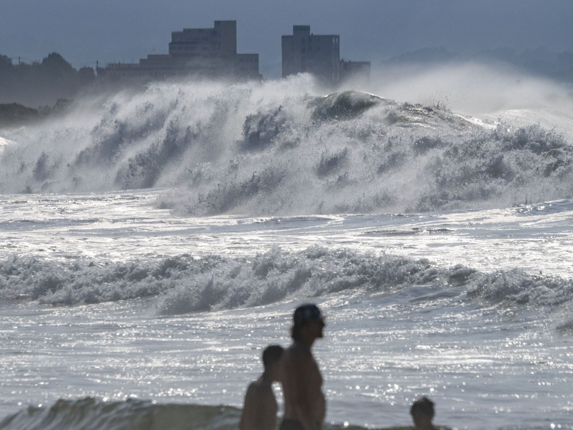 El huracán Erin se deja sentir con un impresionante oleaje en Cantabria