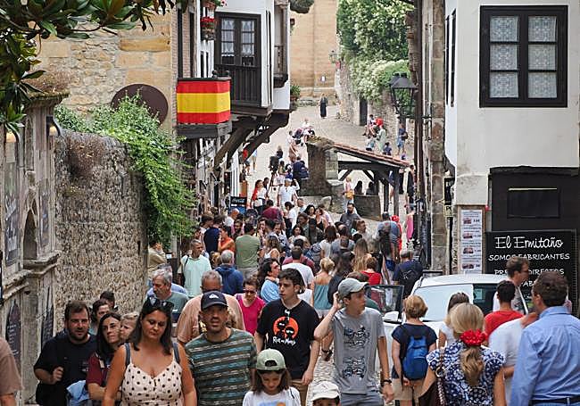 Santillana, abarrotada de turistas.