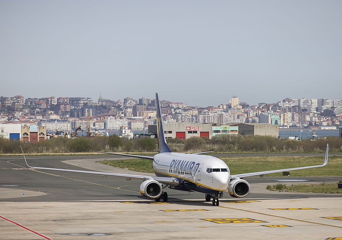 Avión de la compañía en el aeropuerto Seve Ballesteros.