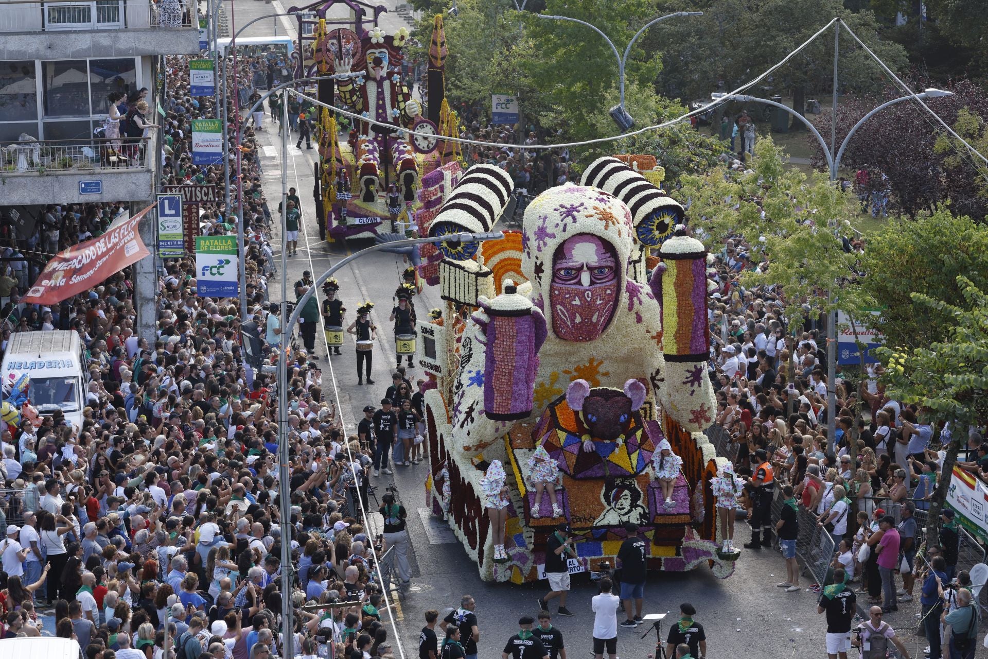 Alegoría dedicada a Banksy de la agrupación de carrocistas El Cantu