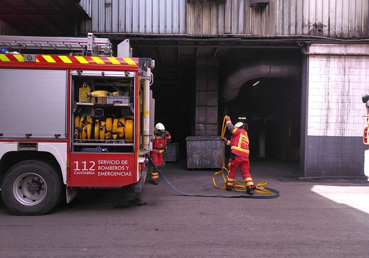 Dos camiones del parque de emergencias de Los Corrales se desplazaron a la planta Nissan.