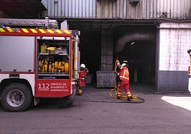 Dos camiones del parque de emergencias de Los Corrales se desplazaron a la planta Nissan.