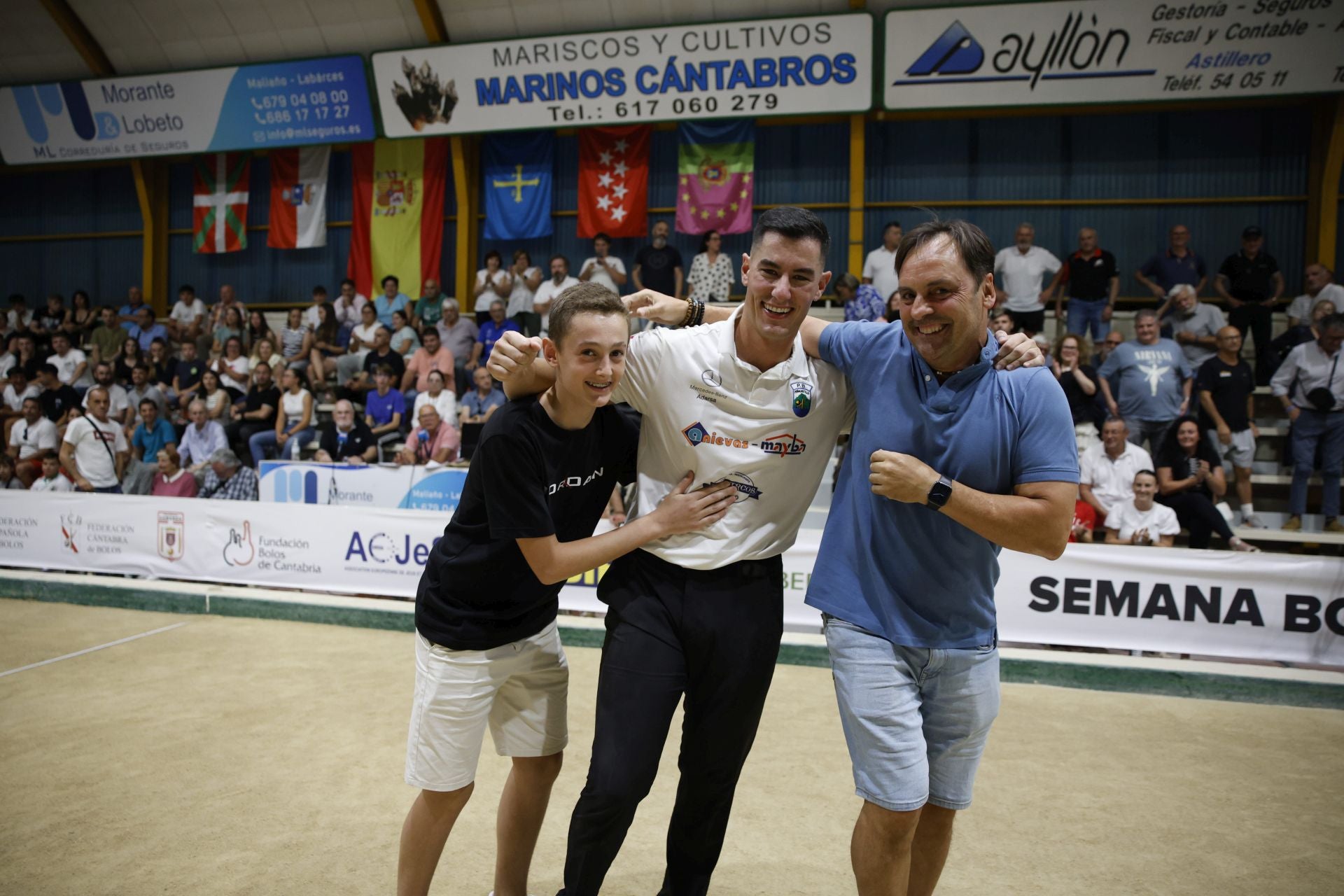 Víctor celebra con sus seguidores.