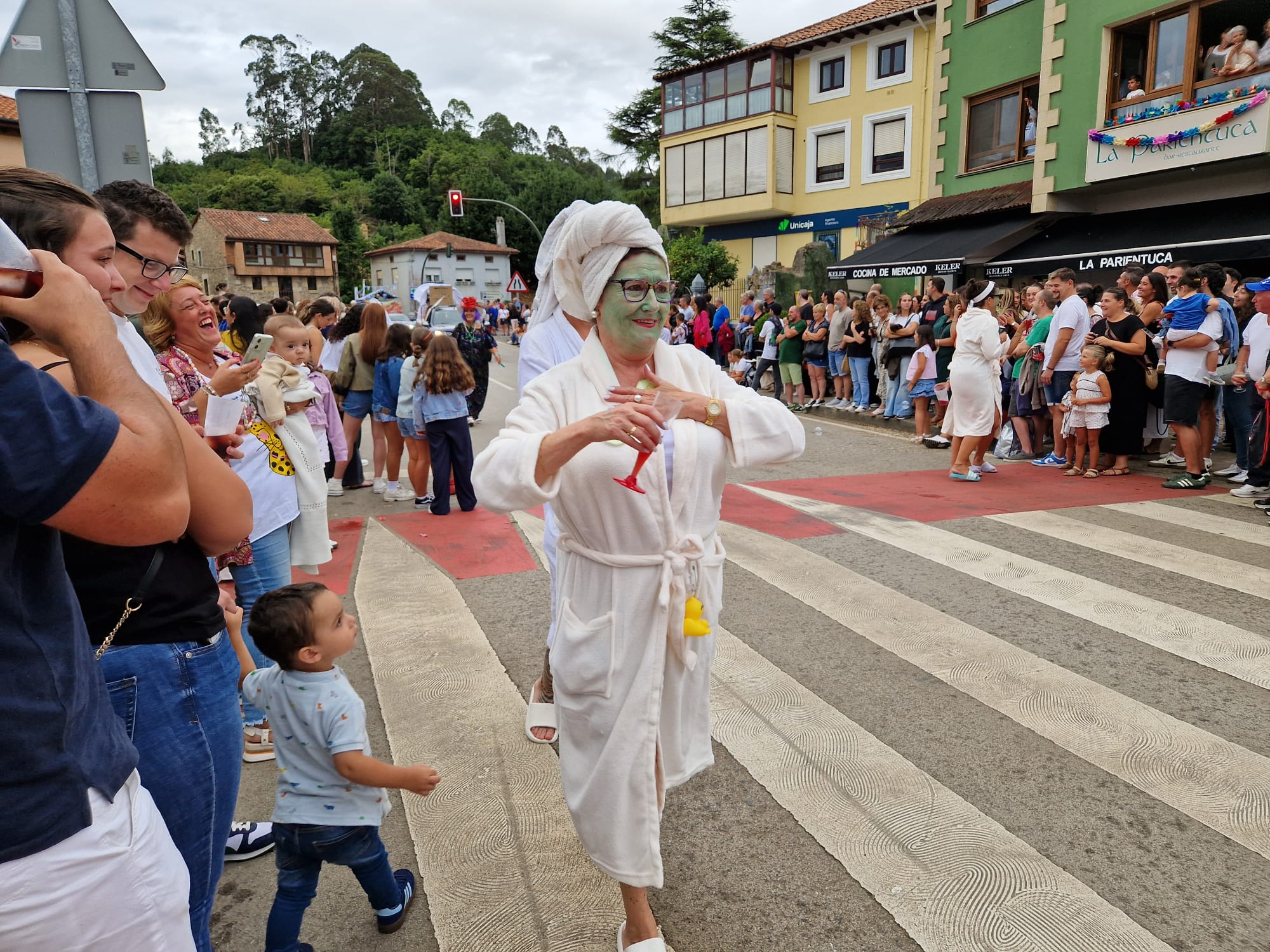 El desfile de carrozas de Novales, en imágenes. Una jornada de humor y diversión para vecinos y visitantes.