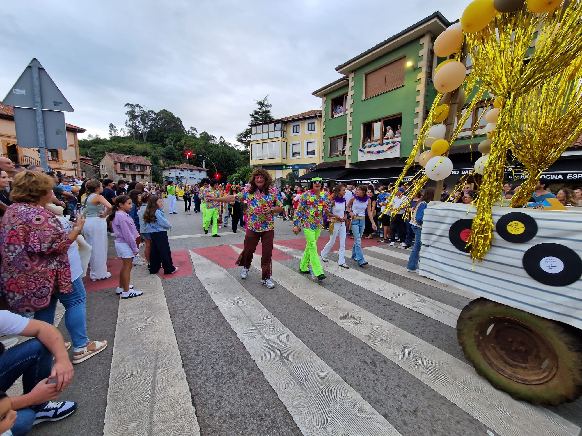 El desfile de carrozas de Novales, en imágenes. Una jornada de humor y diversión para vecinos y visitantes.