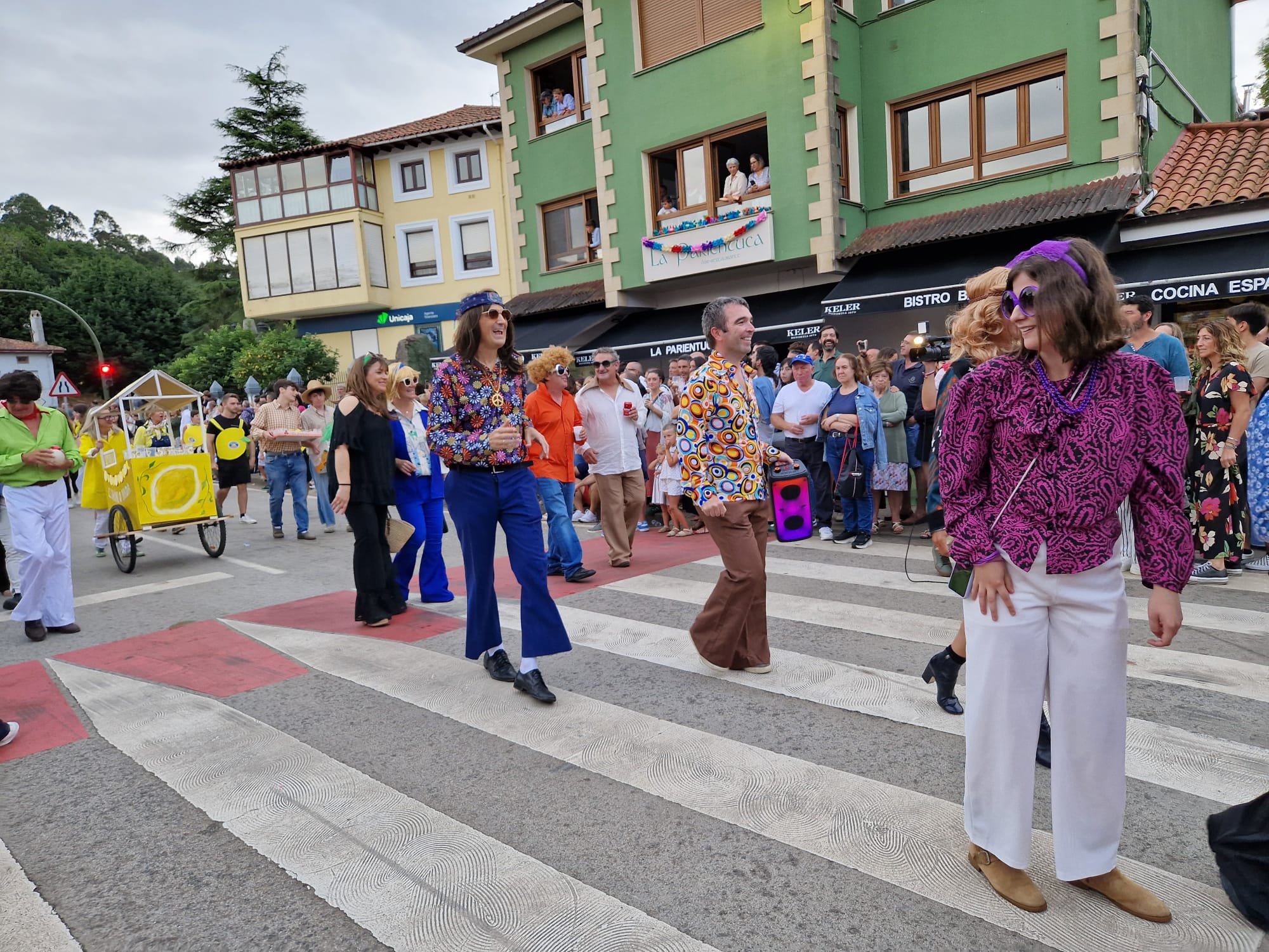 El desfile de carrozas de Novales, en imágenes. Una jornada de humor y diversión para vecinos y visitantes.