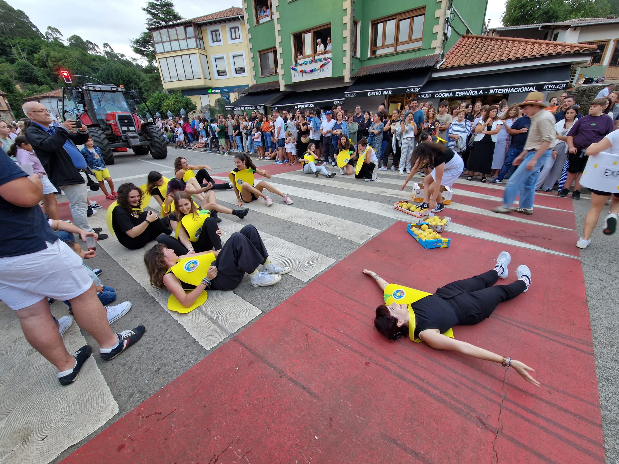 El desfile de carrozas de Novales, en imágenes. Una jornada de humor y diversión para vecinos y visitantes.