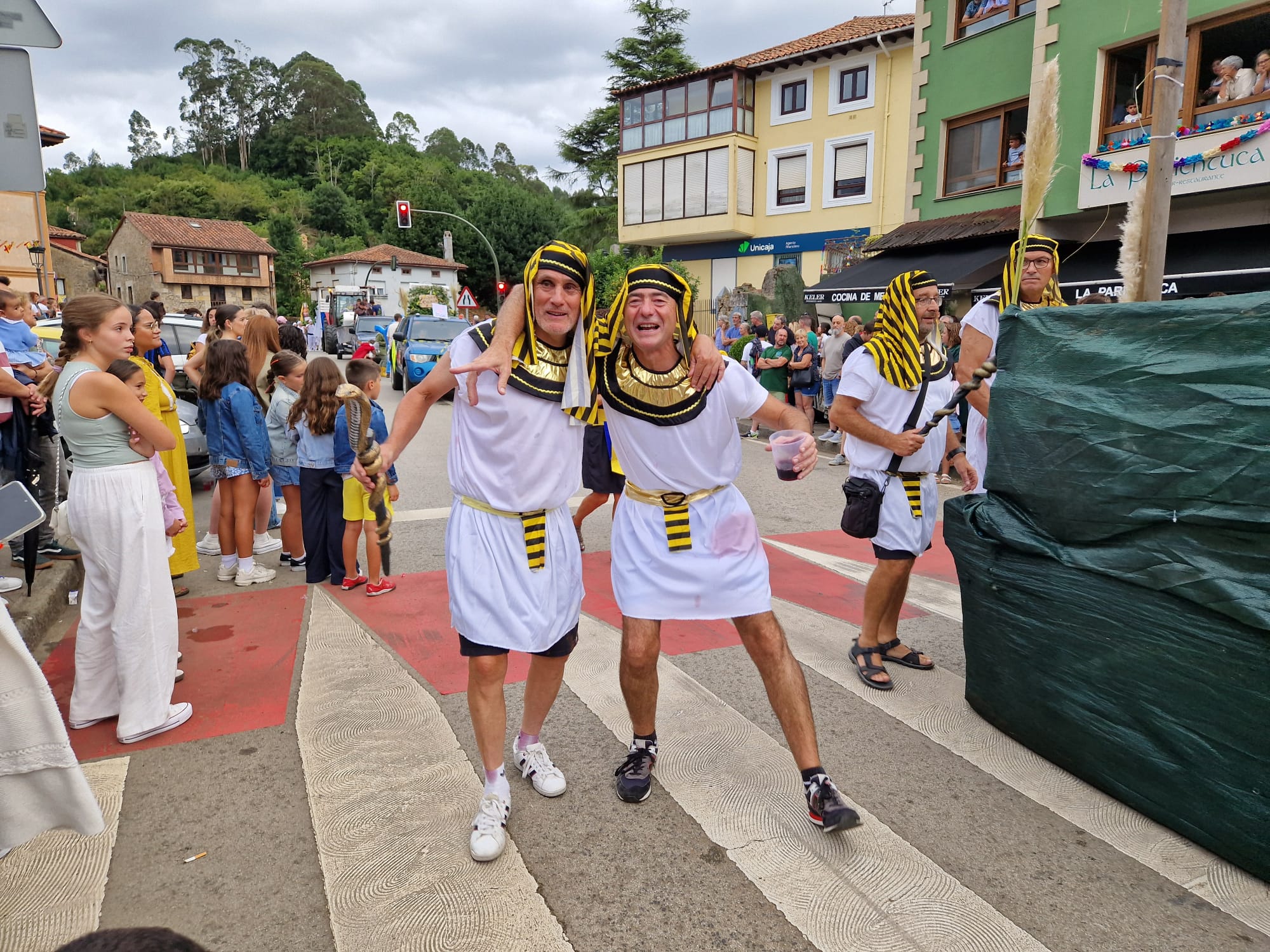 El desfile de carrozas de Novales, en imágenes. Una jornada de humor y diversión para vecinos y visitantes.