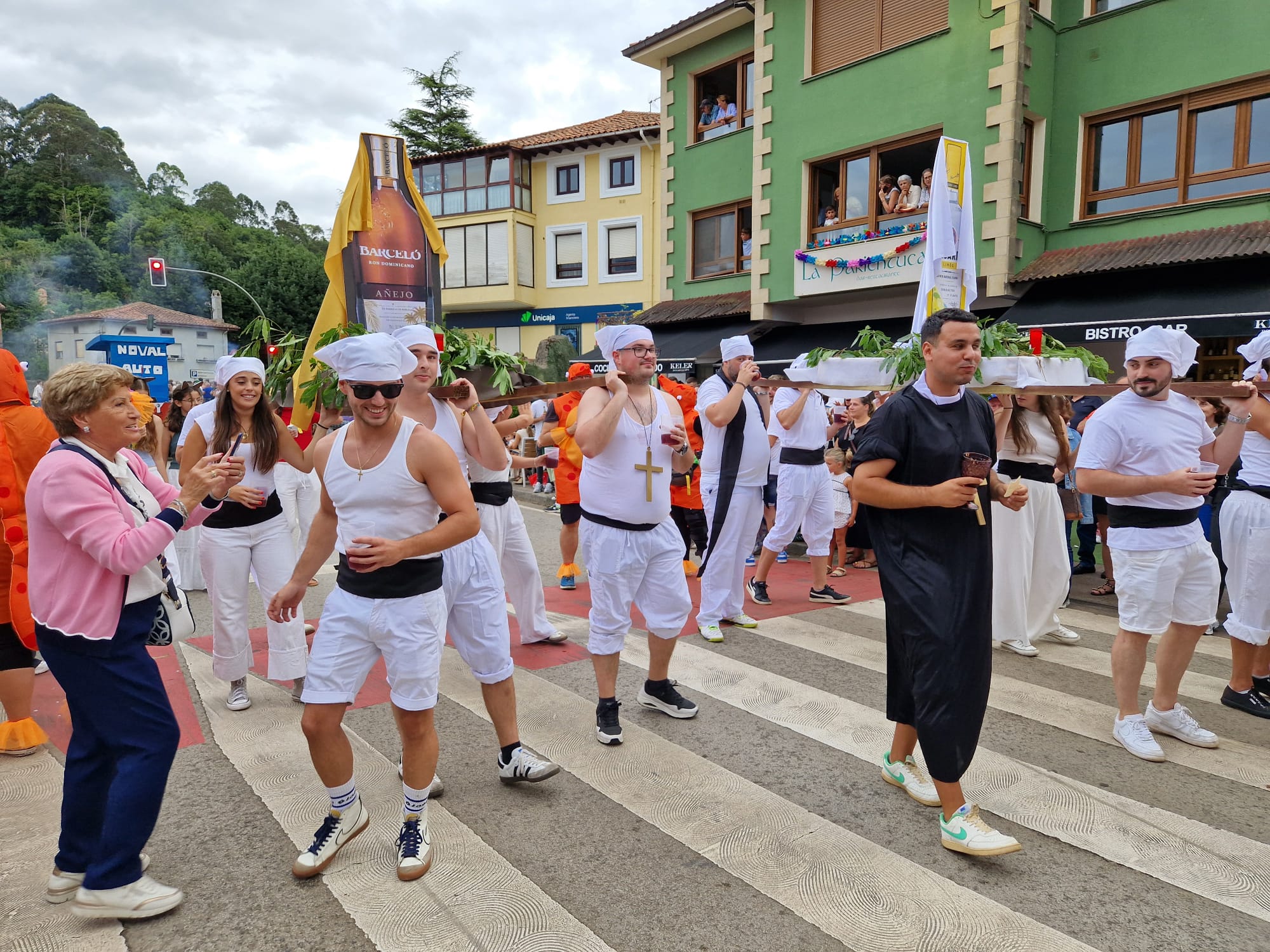 El desfile de carrozas de Novales, en imágenes. Una jornada de humor y diversión para vecinos y visitantes.