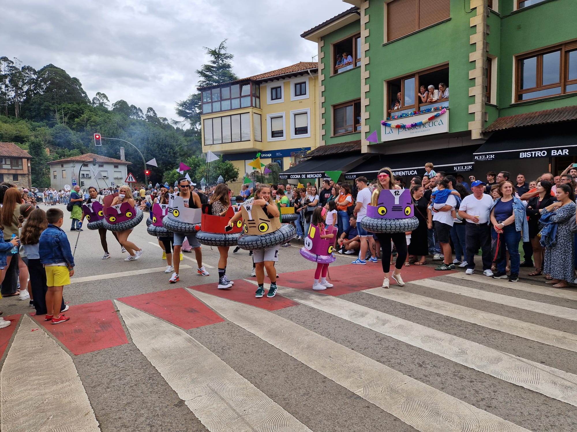 El desfile de carrozas de Novales, en imágenes. Una jornada de humor y diversión para vecinos y visitantes.